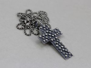 chileart biżuteria autorska krzyż srebro oksydowane kulki łańcuszek